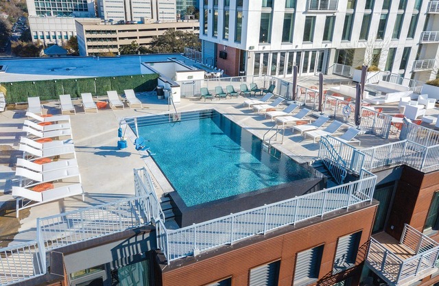 DOWNTOWN Austin with ROOFTOP Pool and BBQ Area, Fire Pit & a Fitness Center