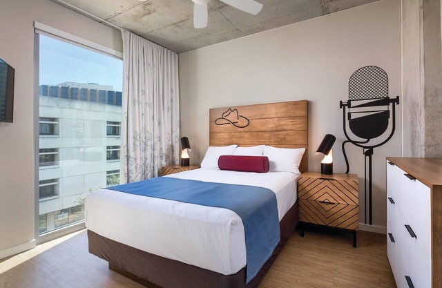 DOWNTOWN Austin with ROOFTOP Pool and BBQ Area, Fire Pit & a Fitness Center