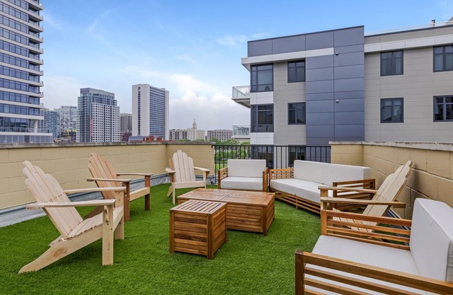 DOWNTOWN LIVING - ENTIRE BUILDING! 3 Different Suites / Sleeps up to 34!