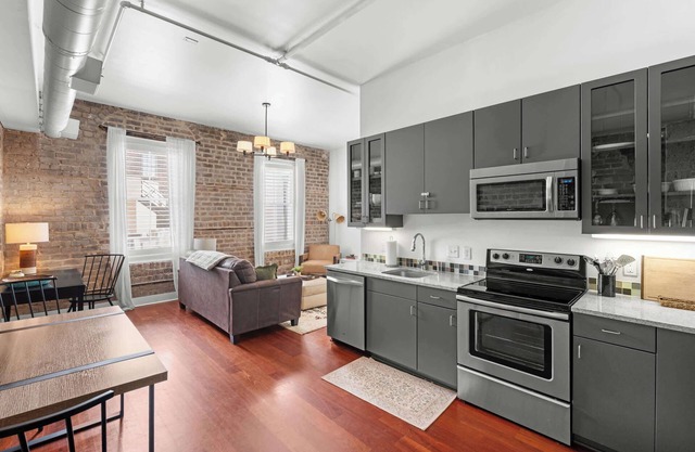 Downtown Loft- Steps away from Plant Riverside!