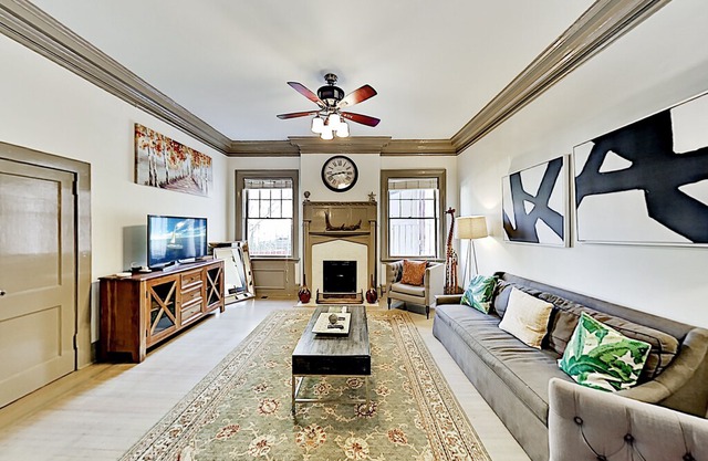 Drayton Place 1B | Downtown Gem with Full Kitchen | Walk to Eateries & Venues