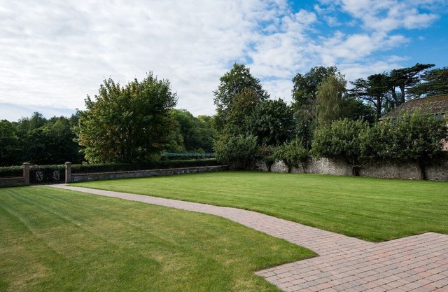 DRYBURGH FARMHOUSE ONE - stunning riverside location, two en-suite bedrooms