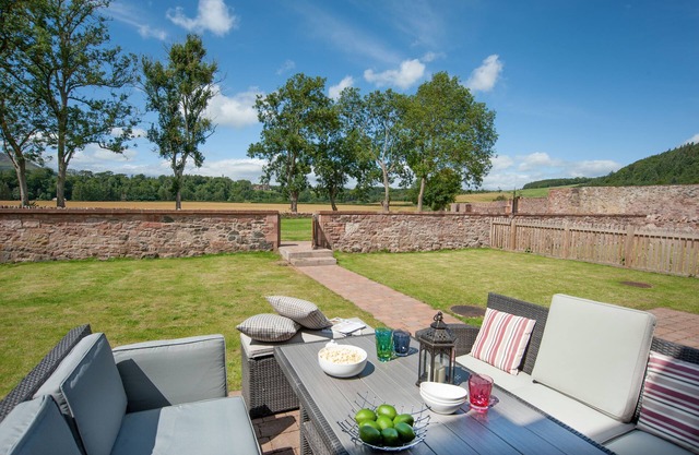 DRYBURGH STEADING TWO - by the River Tweed at Dryburgh, sleeping 4