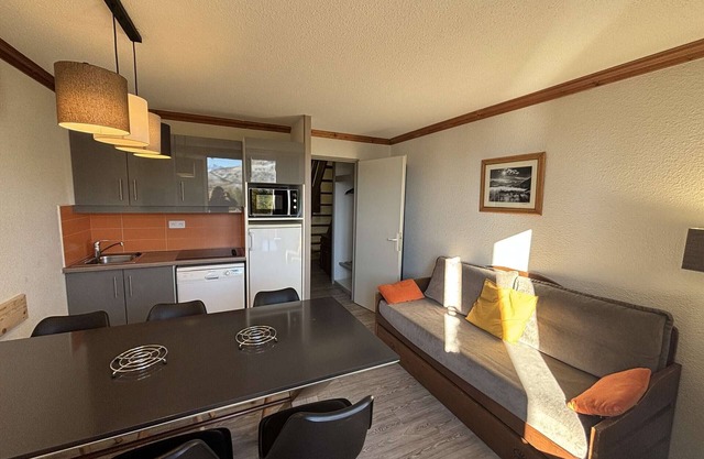 Duplex 2BR Ski-In/Out, Pool & Sauna Access, Sleeps 6, Close to Shops - Alpe d'Huez