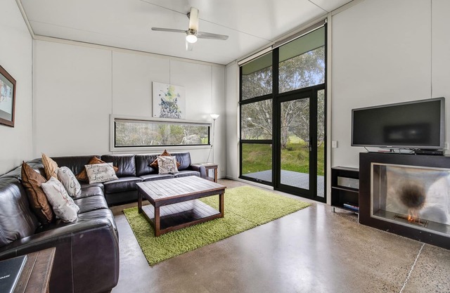 Ecocrackenback 2 'Sustainable chalet close to the slopes.'