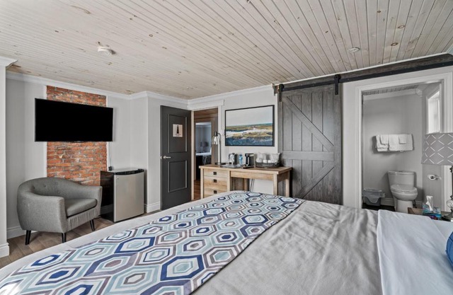 Edge Of The Avalon Inn 