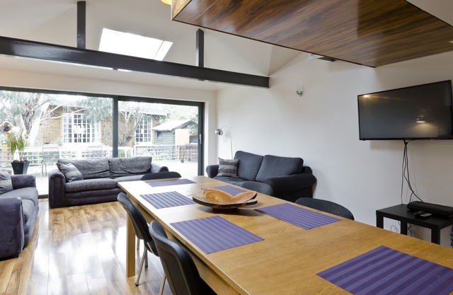Egham contractor accommodation near Staines, Windsor, Ascot, Heathrow - sleeps 6