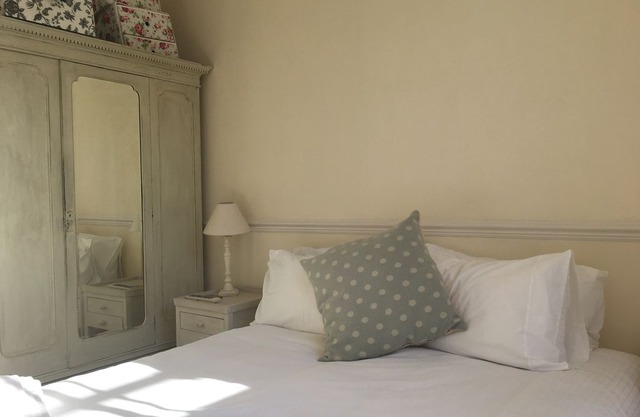 Elegant 1 bed Clifton Down flat with parking - close to BBC, Uni, BRI