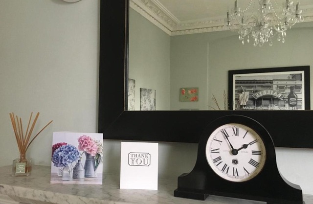 Elegant 1 bed flat in Clifton Down with parking