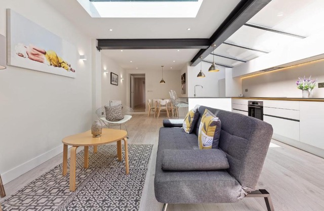 Elegant 2 Bed Apt w/Patio nr West Hampstead