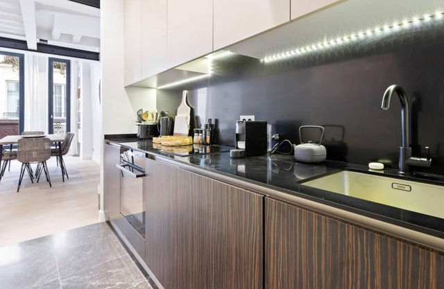 Elegant 2 Bedroom Apartment in Paris