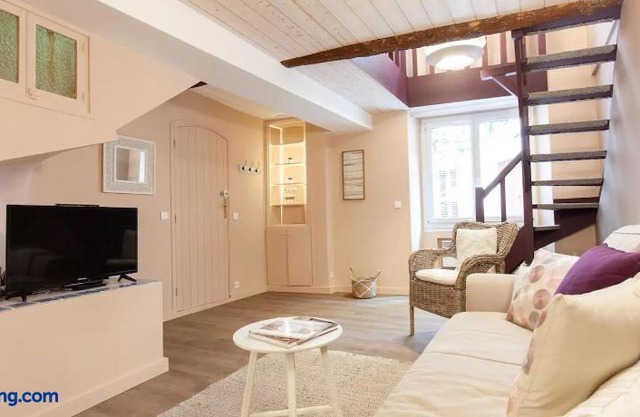 Elegant and spacious apartment in Old Antibes