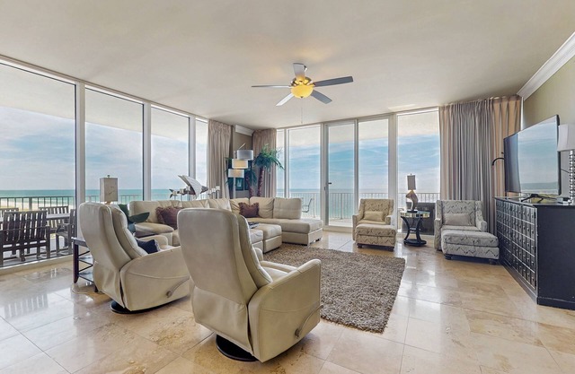 Elegant, Gulf-Front Condo w/Large Balcony, Beach Access & Shared Pool/Gym