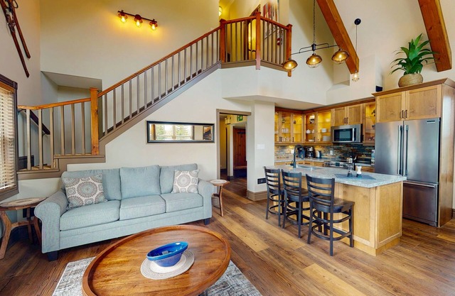 Elegant retreat w/high vaulted ceilings, elegant decor & shared pool