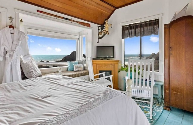 Elk Cove Inn & Spa Cottage Panoramic Ocean Views, Beach Access Sleeps 2