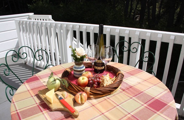 Elk Cove Inn & Spa Garden View Pet Friendly sleep 2 only