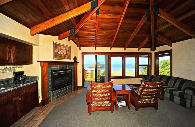 Elk Cove Inn & Spa Jacuzzi Pet Friendly sleeps4 Champaign B fast Ocean View