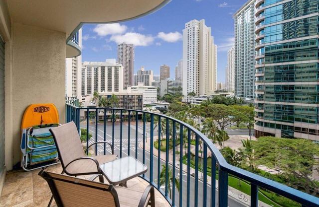 Entire 2 Bedroom Condo, King Bed, FREE Parking, Sleeps 6, Walk to Waikiki Beach
