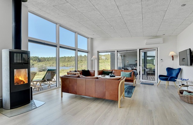 Experience a beautifully sized and well furnished cottage with panoramic views over the lake.