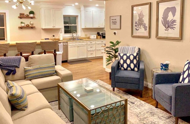 *EXTRA CLEAN*Renovated 2019 + Brand New Furniture! Open Plan & Short Walk to ND!