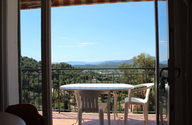 F2 with sea view for 4 people 13