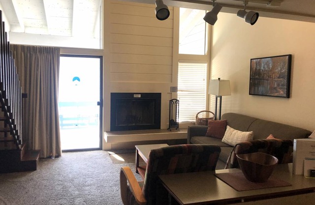 F4 Poolside Condo with Mountain Views