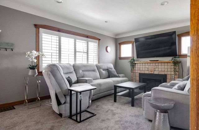 Fabulous Sugarhouse Apartment | 2BD 1 BA + W/D