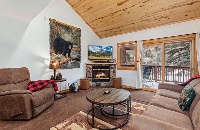 Fall River Hideaway Fireplace Close to RMNP