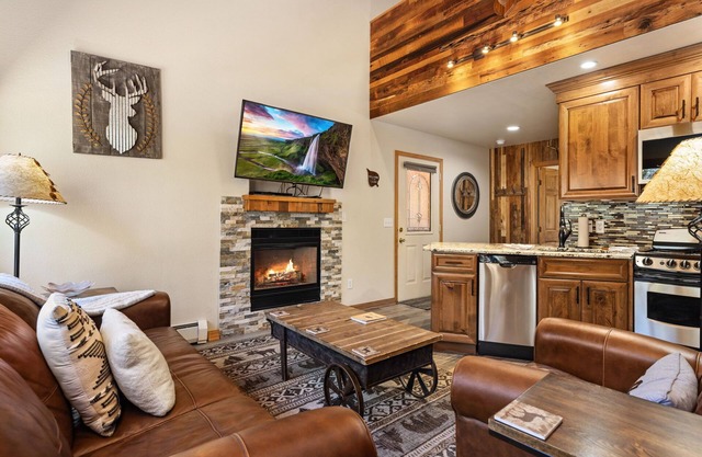 Fall River Suite Fireplace Close to RMNP
