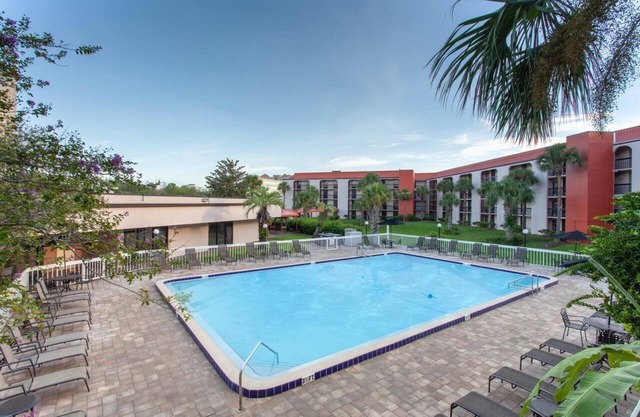 Family Adventure! Four Comfy Units! Pool, Breakfast, Shuttle