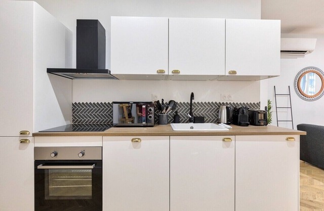 Family Apartment near Arc de Triomphe - 8P