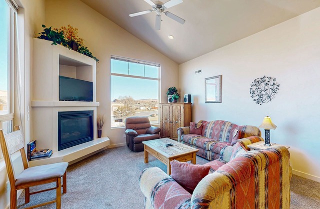 Family-friendly home with mountain view, great locale, seasonal pool & hot tub
