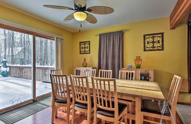 Family-Friendly Pocono Lake Cabin, Walk to Pool!