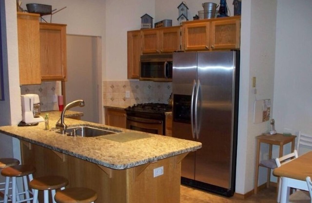 FAMILY FRIENDLY Updated 3 Bdrm, Sleeps 8, 6 beds, A/C, Hottub, SHARC PASSES !!!