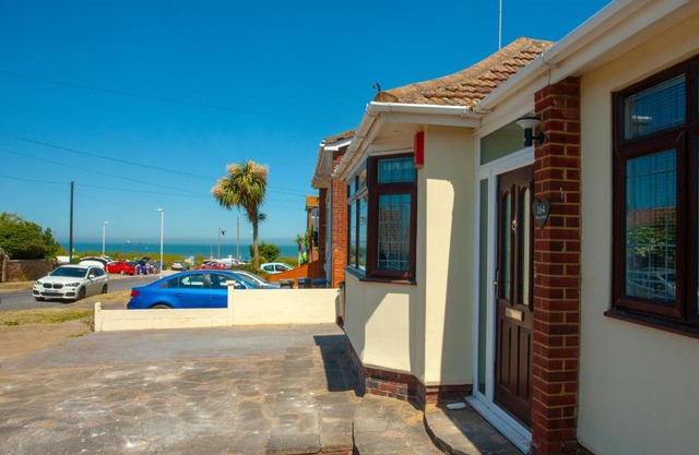 Family & Pet-Friendly Beach Bungalow Playroom, Garden & Parking