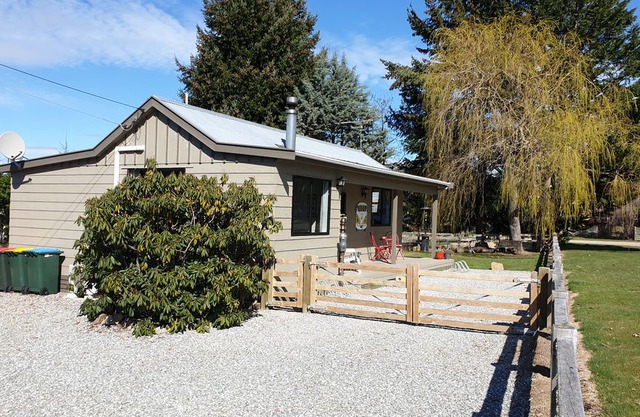Family & pet friendly cute 1980's cottage in Naseby.