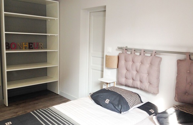 Family Suite F3 Grant in the heart of Chartres has 55m2 2 bedrooms, parking