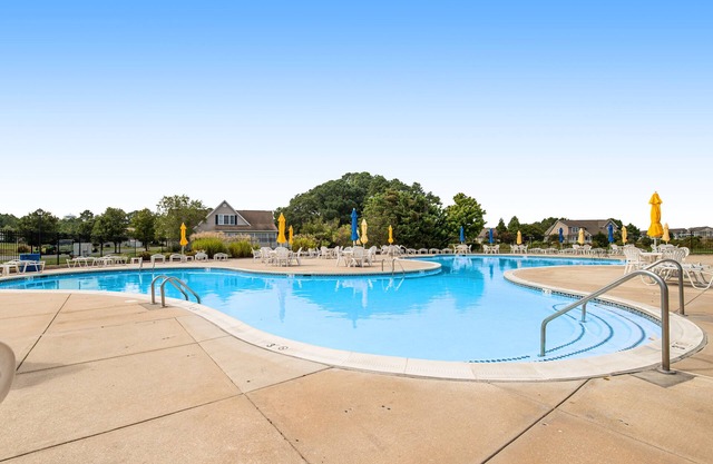 Fantastic Bethany Bay gem with shared pool, screened porch, bay views & WiFi