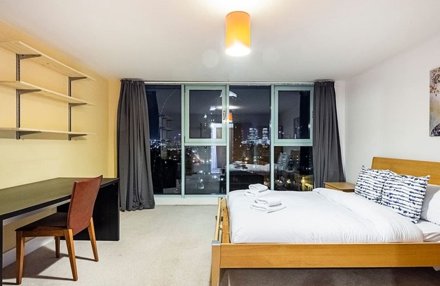 Fascinating 2 Bed Apartment Near Bow Road Station