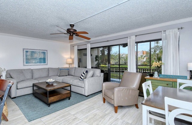 Firethorn 822 - 2 Bedroom Condo with Private Beach with lounge chairs & umbrella provided, 2 Pool.