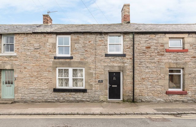 FISHERMAN'S COTTAGE, pet friendly in Seahouses