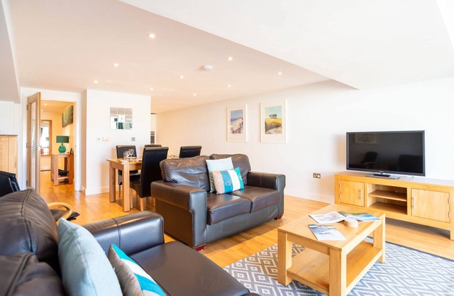 Fistral Beach Apartment 3 - a fistral beach that sleeps 4 guests in 2 bedrooms