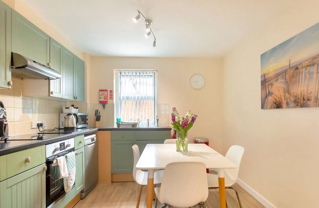 Flat 2, Cheltenham, St George's - Family Friendly 4 bedroom apartment