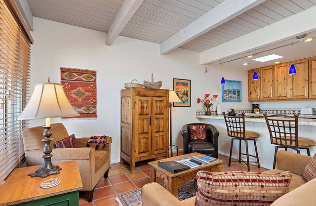 Fort Marcy 10 | Walk to Plaza | Kiva Fireplace | Full Kitchen | Hot Tub | Pool | Single Level