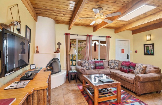 Fort Marcy 57 | Walk to Plaza | Kiva Fireplace | Full Kitchen | Hot Tub | Pool | Single Level