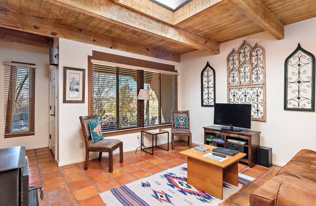 Fort Marcy 81 | Walk to Plaza | Wood Fireplace | Full Kitchen | Hot Tub | Pool | Single Level