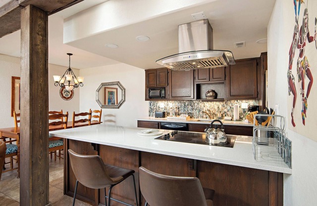 Fort Marcy 88 | Walk to Plaza | Kiva Fireplace | Full Kitchen | Hot Tub | Pool | 2 Levels