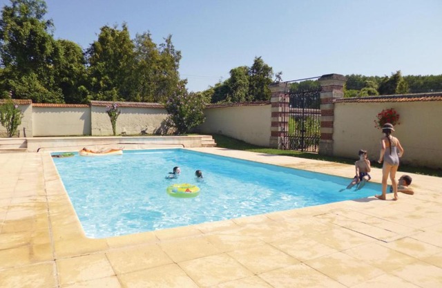 Four-Bedroom Apartment in Ocquerre