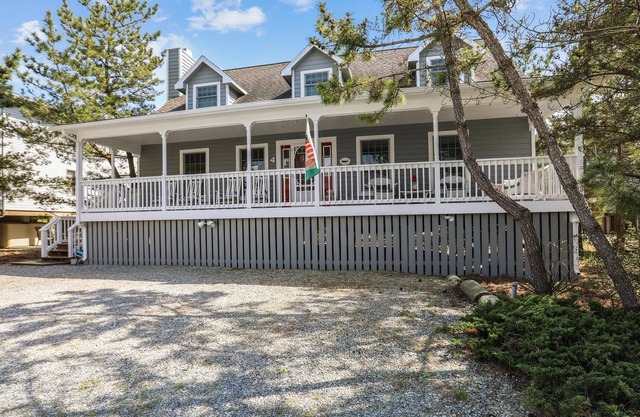 FREE ACTIVITIES!!! Super location just steps from the beautiful beaches of South Bethany with all the cottage charm imaginable featuring hardwood floors, 4 bedrooms, 3.5 baths
