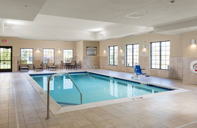Free Breakfast Buffet. Pool Access. King Suite Near Ohio State University.